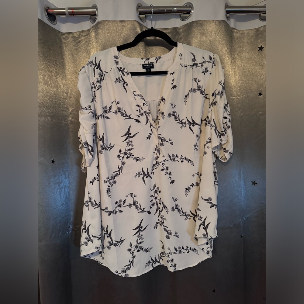 Torrid Harper 3/4” Sleeve Blouse